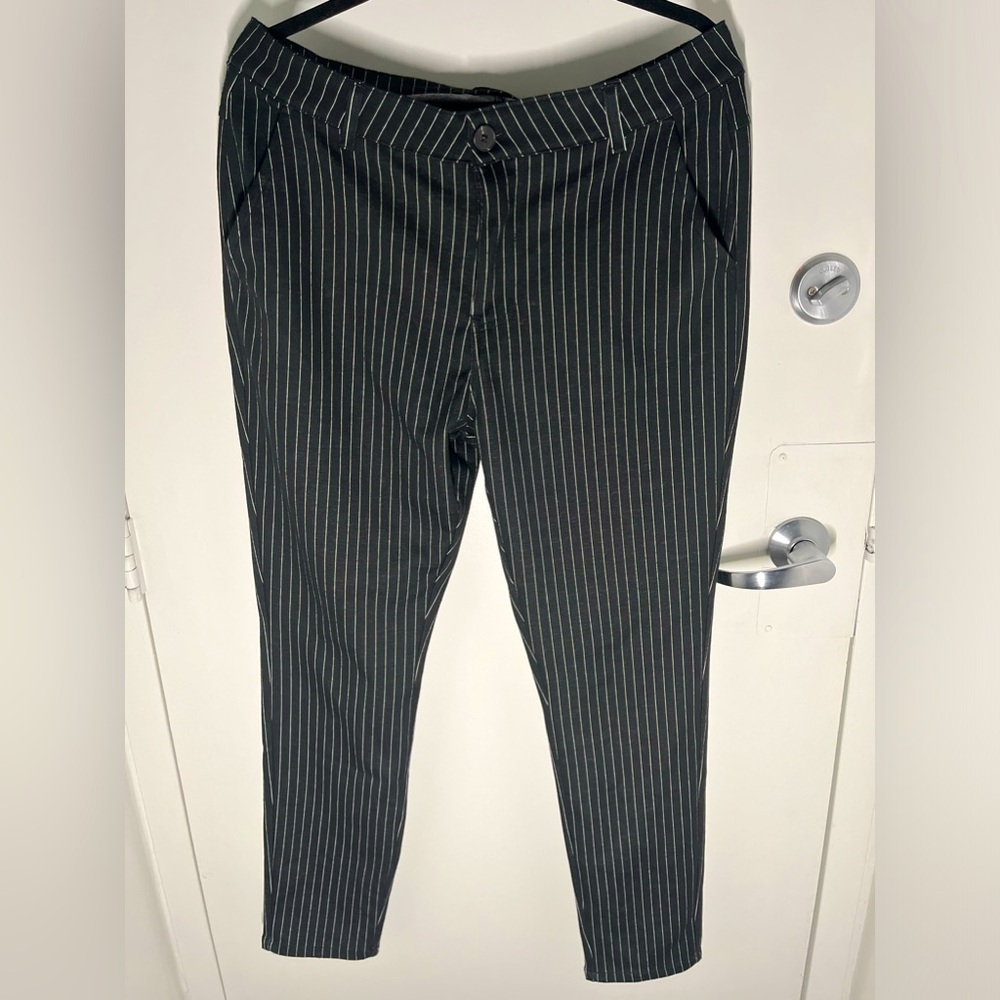 men’s black and white striped pants